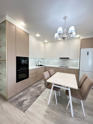 Кухонный гарнитур угловой бежевый с витриной